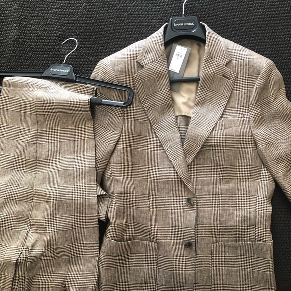 Brand New (Never Worn) Plaid Suit Banana Republic. Suit Jacket (36R) Pants (33)